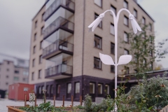 Konstnären Maria C Bernhardsson har skapat tre jättelika stålblommor, som har placerats på Gökegårds torg.