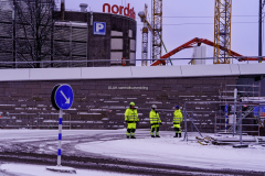 Den första snön har lagt sig i Göteborg. Några vakter står vid ingången till Nordstans lastgata.