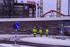 Den första snön har lagt sig i Göteborg. Några vakter står vid ingången till Nordstans lastgata.