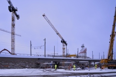 Den första snön har lagt sig i Göteborg. Några vakter står vid ingången till Nordstans lastgata.