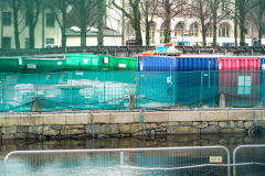 På andra sidan kanalen, mot Allégatan står en del färggranna containrar.