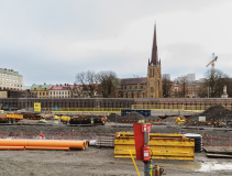 Här syns att marken är täckt mot Allégatan. Hagakyrkan tronar i bakgrunden.