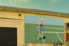 Det finns konst på fasaderna . Här är en målning av Lovisa Sköld.