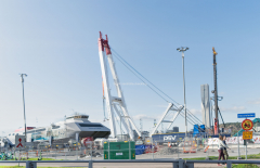 På Masthuggskajen pågår arbeten att bygga halvön. Pelare fraktas dit över älven från Frihamnen.