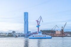 Västtrafiks färja Älvfrida passerar och Karlatornet syns i bakgrunden.