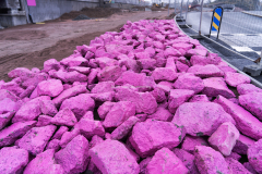 Sedan 1937 har staten följt en regel om att 1% av den totala byggkostnaden ska gå till konst. Enligt Lotta Mossum, konstprojektledare på Statens konstråd, når inte Västlänkens konstverk upp till 1 %.