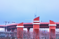 Tre röda skorstenar och bakom syns Röde Orm.