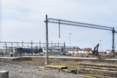 På bangården rivs de gamla rälsen.