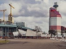 Här ligger sidospannen  i Frihamnen tills att de transporteras vidare för arbetena på Hisingsbron