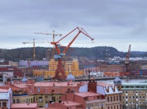 Man ser långt från Skansen Kronan och här är Frihamnen på andra sidan älven.