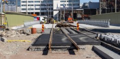 På Korsvägen byggs en tillfällig bro för all trafik,  spår för spårvagnar och gång- och cykelväg som kommer att fungera till 2024. När trafikomläggningen är genomförd, kommer biltrafiken söder om Korsvägen gå över arbetsschaktet strax norr om Universeum. Denna del av arbetet är etapp 1 för att bygga Västlänken Korsvägen.