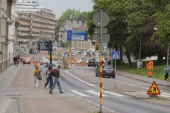 Överallt byggs det och det är besvärligt för bilisterna att ta sig fram. Det är ett fotografi från Aschebergsgatan