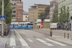 Nu kommer vi mot Stenpiren och bakom planket pågår arbeten med Västlänken