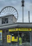 Pressbyrån har flyttat in i den nya fastigheten och den gamla byggnaden rivs nu. En av urtavlorna är redan borta. I bakgrunden syns attraktioner på Liseberg.