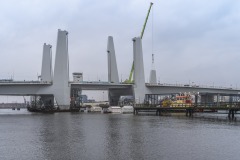 Idag sätts Hattarna på Hisingsbron. En hatt är redan monterad.