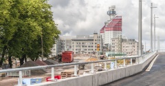 Till vänster om Hisingsbron och framför Läppstiftet syns rivningen av Götaälvbron.