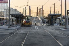 Kvällssolen lyser över Hisingsbron och man jobbar för fullt med iordningställa hållplatserna vid Nordstan.