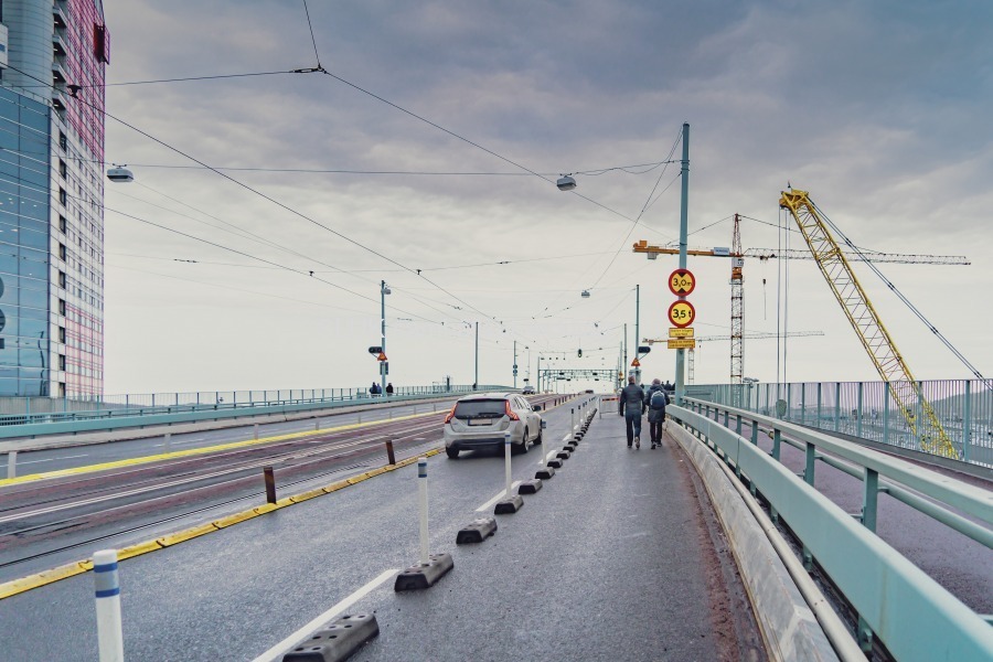 Gång- och cykelvägen är avstängd på Götaälvbron.  Därför används den högra vägfilen till detta ändamål.