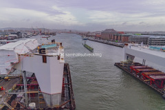 De bägge tvärbalkarna är på plats. Hisingsbron blir en lyftbro. Fyra höga pyloner ska hålla en lyftdel mellan sig. som kan hissas rakt upp till en segelfri höjd på 28 meter.