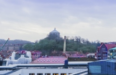 I Kungshöjd kan man se över takåsarna mot Skansen Kronan.