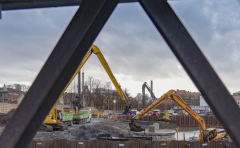 Jag kikar genom staketet i passagen från rosenlund till Haga.