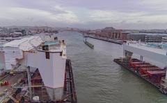 De bägge tvärbalkarna är på plats. Hisingsbron blir en lyftbro. Fyra höga pyloner ska hålla en lyftdel mellan sig. som kan hissas rakt upp till en segelfri höjd på 28 meter.