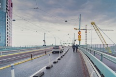 Gång- och cykelvägen är avstängd på Götaälvbron.  Därför används den högra vägfilen till detta ändamål.