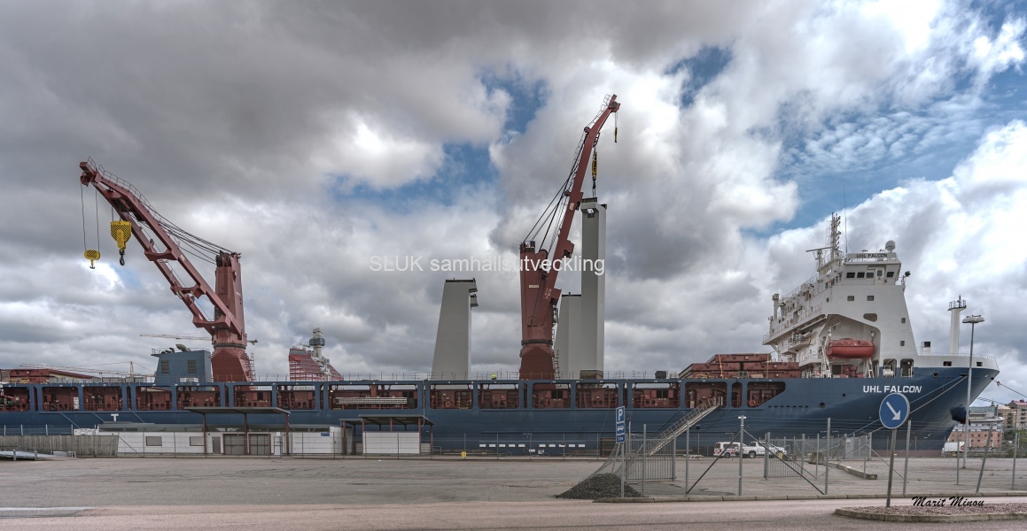 Den 11 juli låg kom pylonerna med fartyget UHL Falcon till Frihamnen i Göteborg.