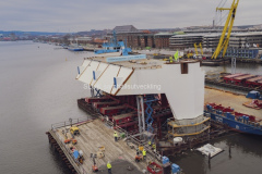 Tvärbalken passerade Götaälvbron på lördagen den 23 november och flyttades över med hjälp av multiwheelers för att placeras i älven