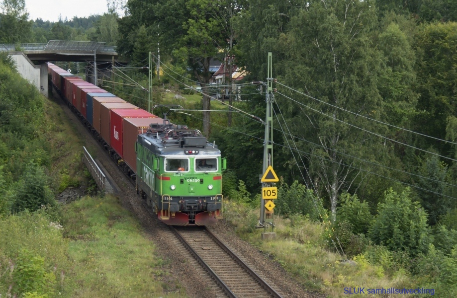 Godståg passerar Bollebygd mot Göteborgs hamn