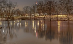 Belysningen från centrum ger  fina skuggor i Säveån.