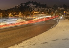 Yllebron är belyst och några bilar passerar.