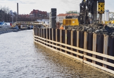 I bakgrunden kan man se den tillfälliga bron som är byggd för att jobbarna ska kunna ta sig över kanalen.