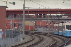 Från spårvagnshållplatsen i Gamlestaden kan man se arbetena under Röde Orm
