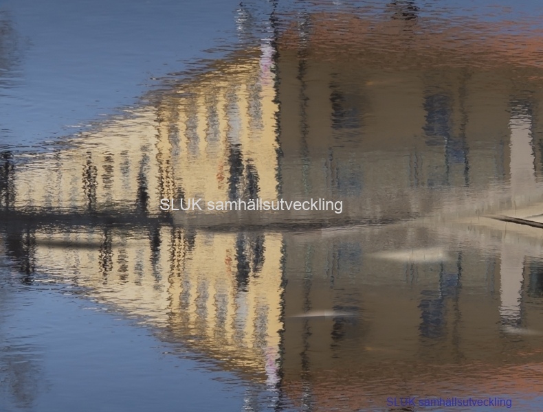 Det här är ett montage på reflex och spegelvänd bild på Lillåns vatten-