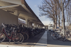 Alingsås är en cykelstad och många pendlare cyklar till det väntande tåget.