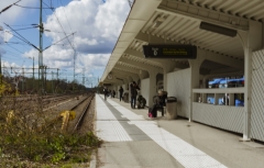 Arbete  påbörjades med vändspåret i Alingsås våren 2017. De två vändspåren för pendeltåg placerades mellan de spår som används för poserande tåg. Pendeltågsperrongen flyttads til andra sidan spåret.