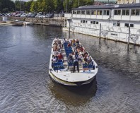 Turisterna sitter max två tillsamman och med avstånd mellan stolarna.