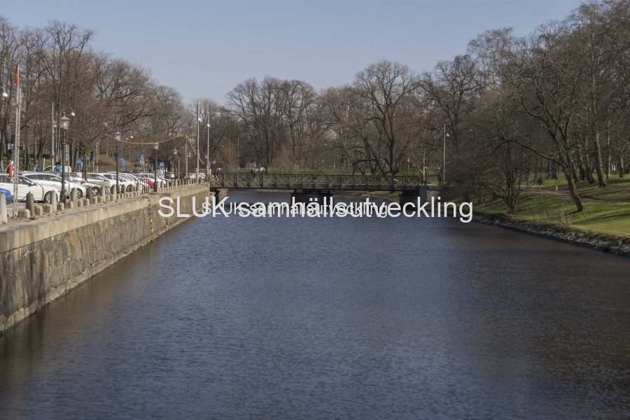 Det är soligt den 26 mars och det här är den andra sidan på kanalen mot staden.