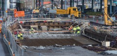 Det är  i början av mars, arbeten med Västlänken strax intill Götaälvbron.