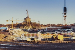 En vy från Östra etableringen mot Skansen Lejonet. Det kommer att bli en tunnel under Skanset Lejonet.  Vid den arkeologiska utgrävningen hittade man delar av gamla Skansen Lejonet, som man under projektet har skyddat och täckt över. När projektet är klart, kommer det att återställas och vara öppnad för visning.