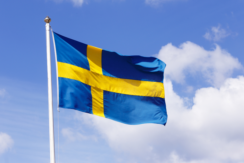 Svensk flagga vajar i vinden