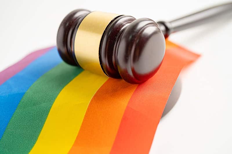 Dommer hammer LGB flagg rettigheter diskriminering: Holdningsarbeid i LGB-fiendtlige land