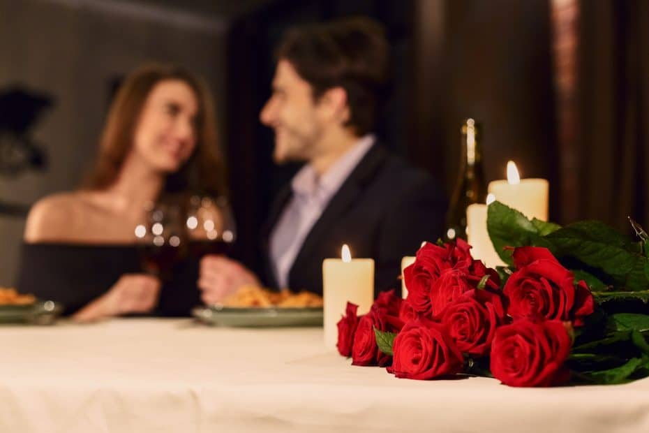 Bilde av et par som spiser en romantisk middag sammen. På bordet ligger røde roser. En seksuelt pirrende stemning i luften.
