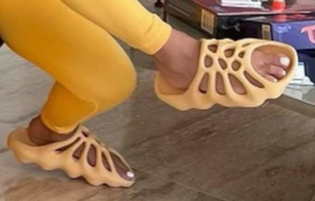 Kim Kardashian Med Adidas Yeezy 450 Slides Sneakersanalys