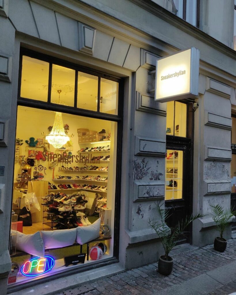Bild från @Sneakershyllan Instagram - Sneaker Resell Butiker Göteborg 