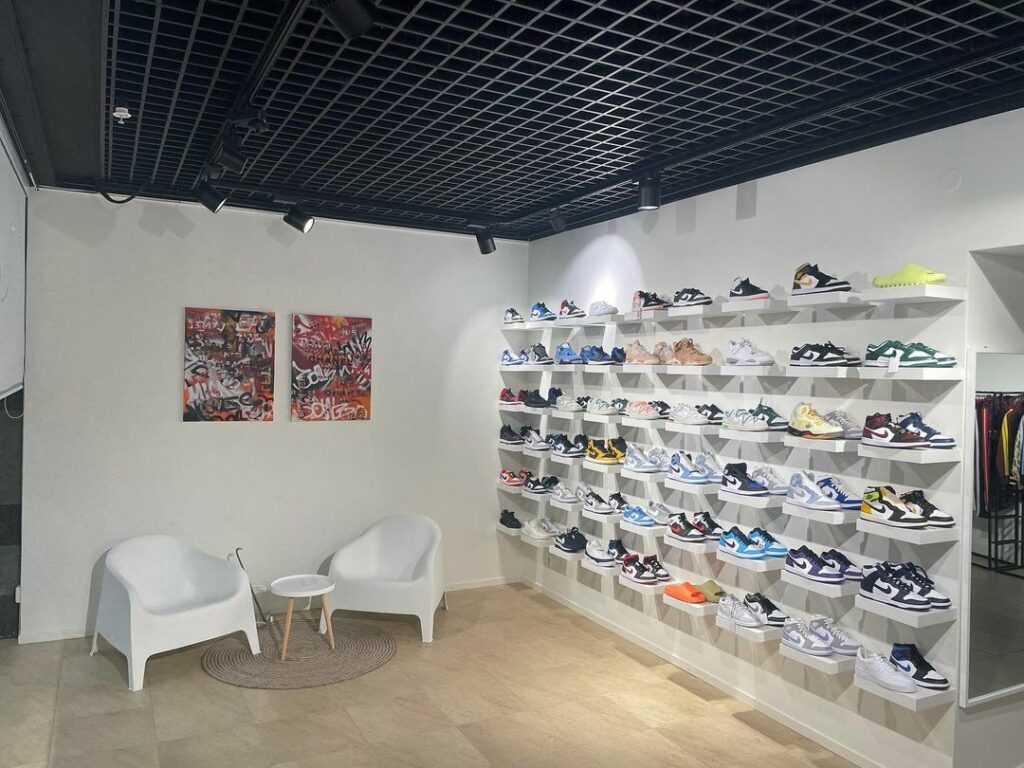 Bild från @KicksNstuff Instagram - Sneaker Resell Butiker Göteborg 