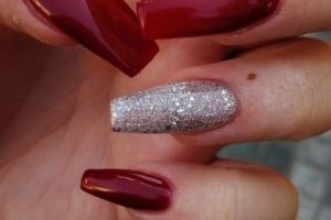 röda naglar med silver glitter
