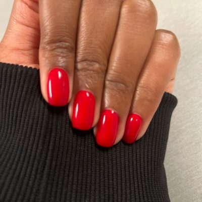 röda ovala naglar