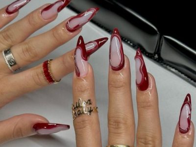 långa röda naglar